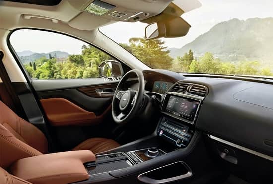 salon-jaguar-f-pace-2016-goda