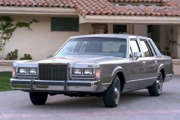 Lincoln Town Car 2 поколения 1989 года