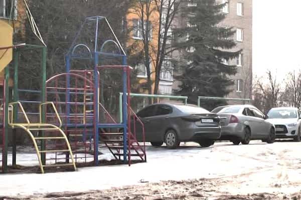 Парковка на детской площадке