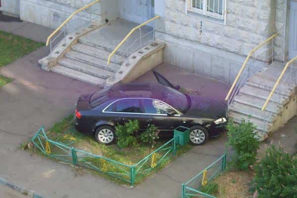 Парковка возле дома