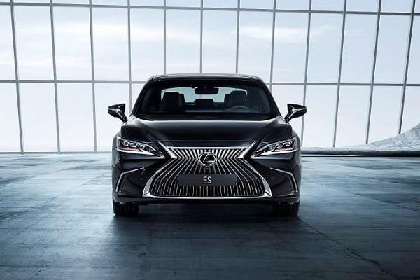 Lexus-ES 7-min