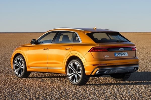Кроссовер Audi Q8 2019 года