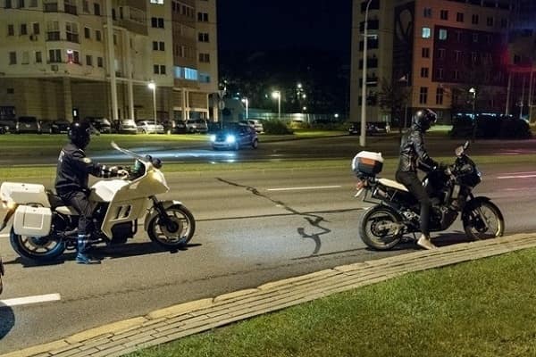 Байкер на светофоре