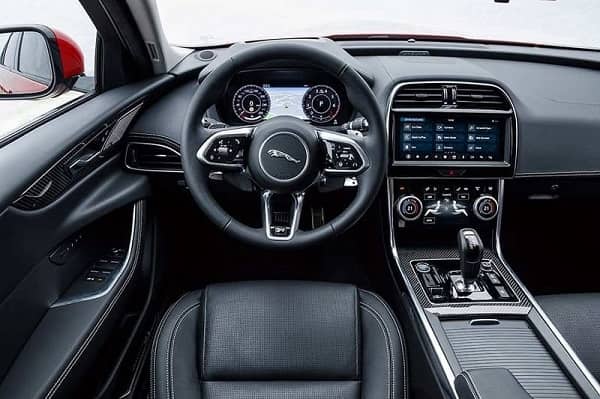 Салон Jaguar XE 2019 года