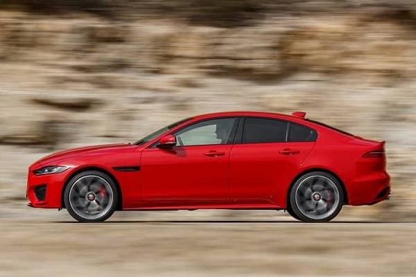 Седан Jaguar XE 2019 года