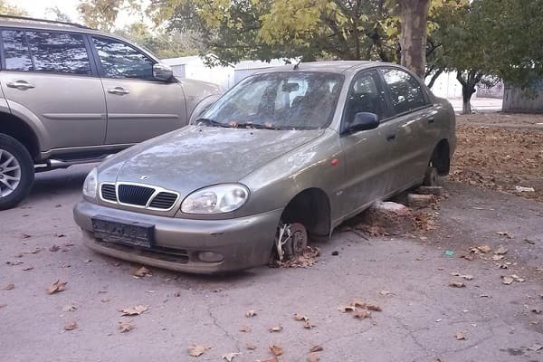 Брошенный автомобиль на стоянке