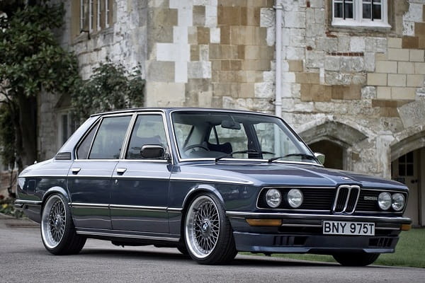 Ретро автомобиль BMW 528i