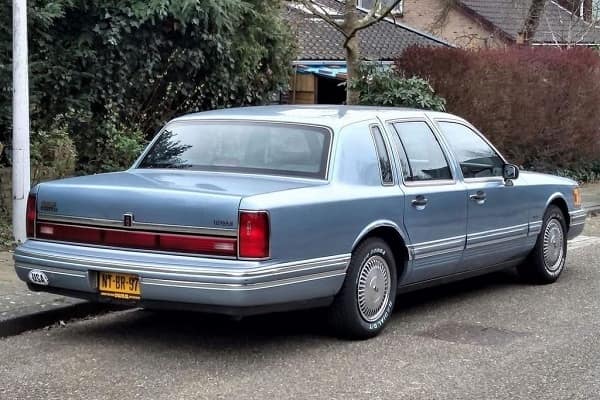 Седан Lincoln Town Car 1991 года