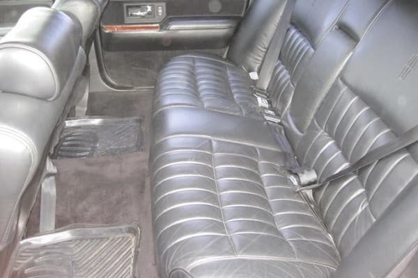 Задний ряд Lincoln Town Car