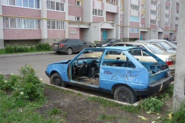 Авохлам во дворе дома