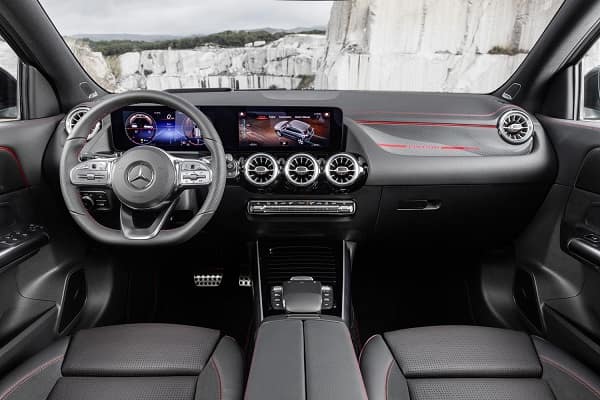 Салон Mercedes-Benz GLA 2020 года