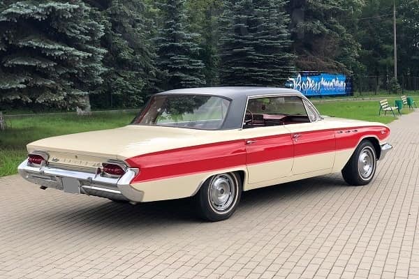 Седан Buick LeSabre 1961 года