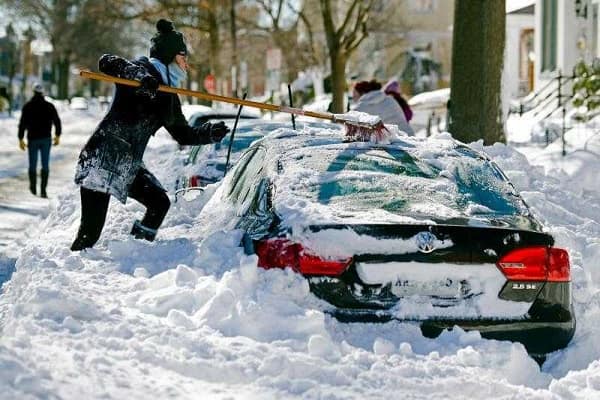 Освобождение машины из-под снега